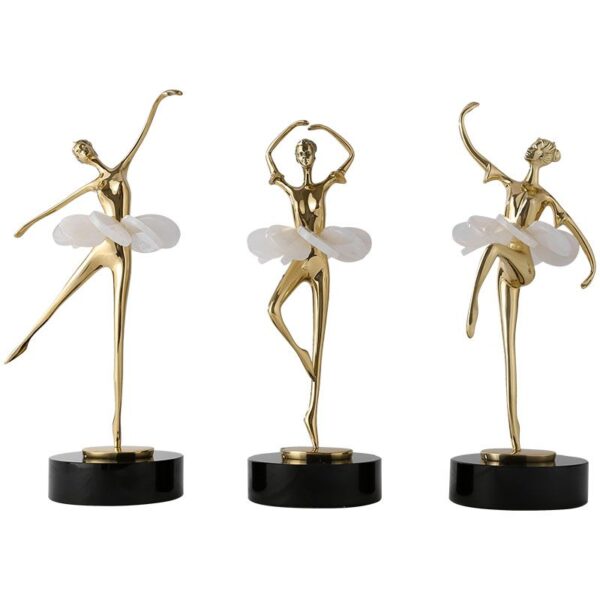 Ornamento de menina dançando com vestido branco