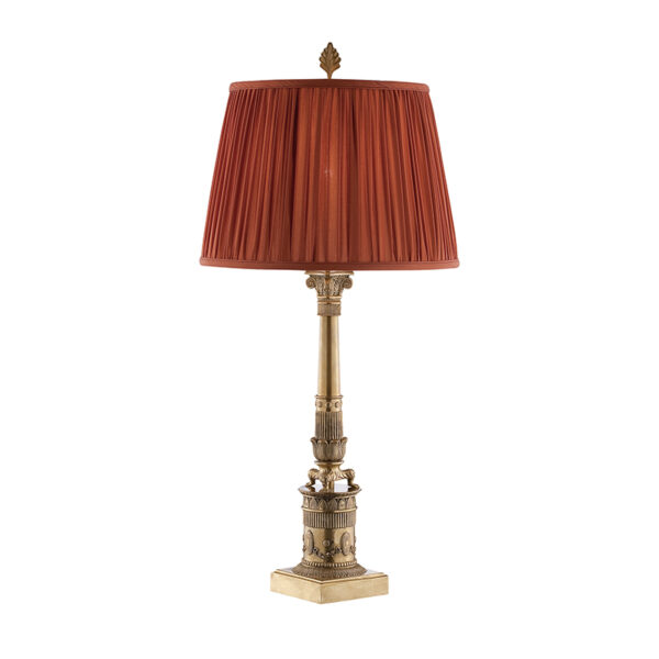 مصباح طاولة من القماش الأحمر