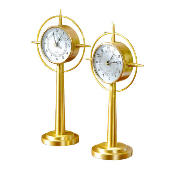 Gouden opstaande koperen klok