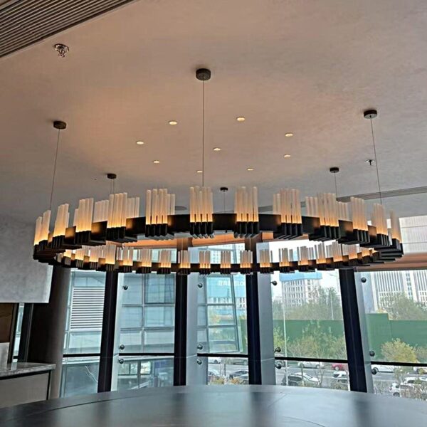 Grande lampadario in vetro dell'hotel