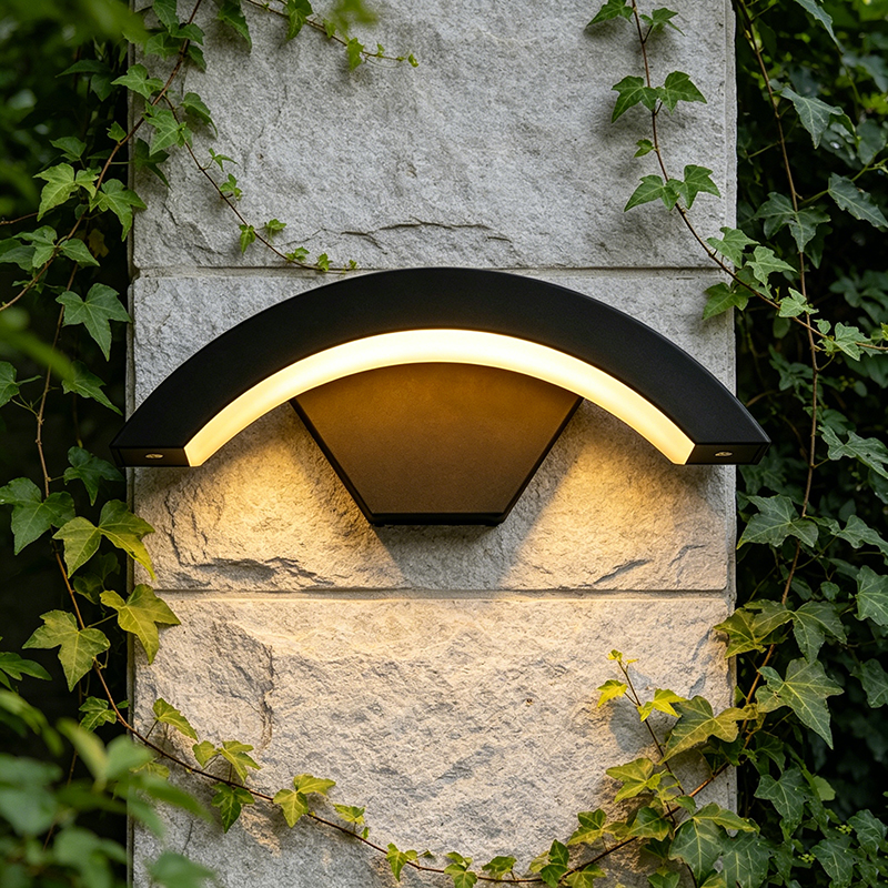 Minimalist Curved Aluminum Outdoor Wall Light, Sleek 2-Style LED Sconce With PC Shade - Image 2