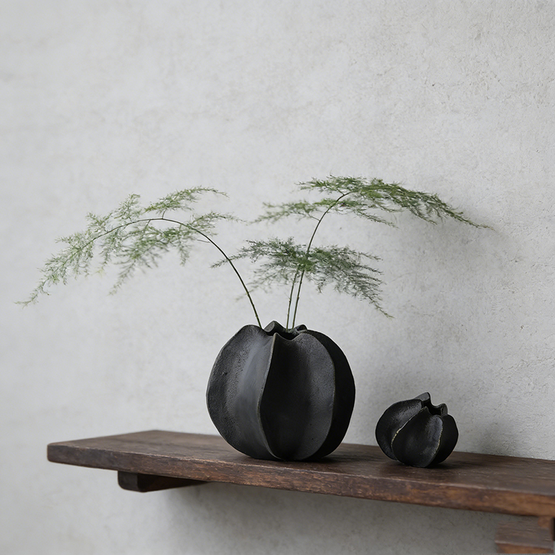 Sleek Black Aluminum Alloy Vase Set (2 Sizes)